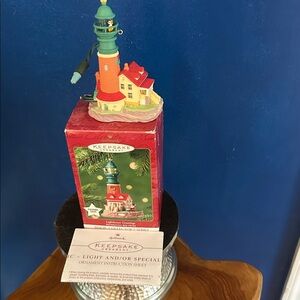 Hallmark Greetings 2001 Keepsake Lighthouse Flashing Light Christmas Ornament